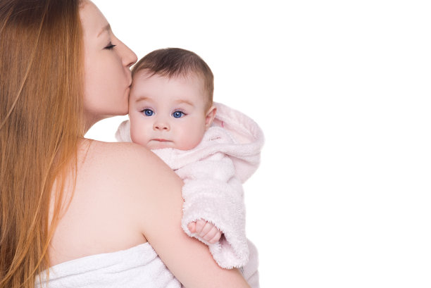 慈爱的母亲亲吻她的婴儿孤立在白色图片下载