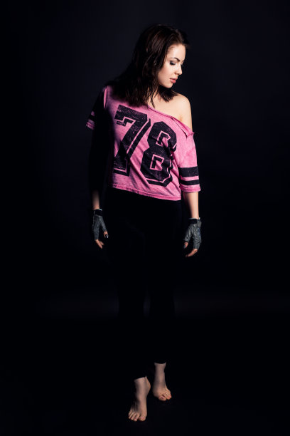 演播室拍摄的运动员女孩在训练衬衫;图片下载