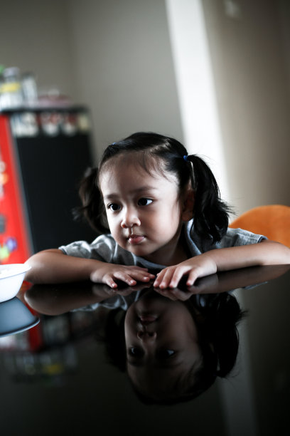 等待喂养的母亲图片下载