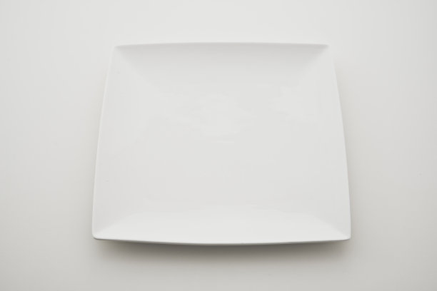 方形瓷盘，白色背景图片下载