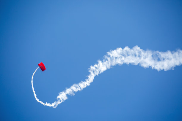 杂技对空中集会-伞兵图片下载