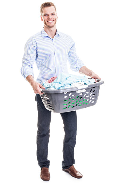 兴高采烈的年轻人拿着一个篮子，里面装着要洗的衣服图片下载