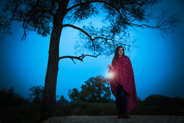 早晨在河边的女孩图片下载