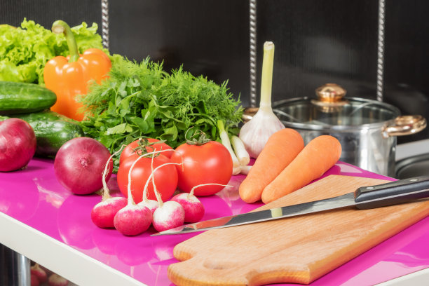 蔬菜在厨房的桌子上图片下载