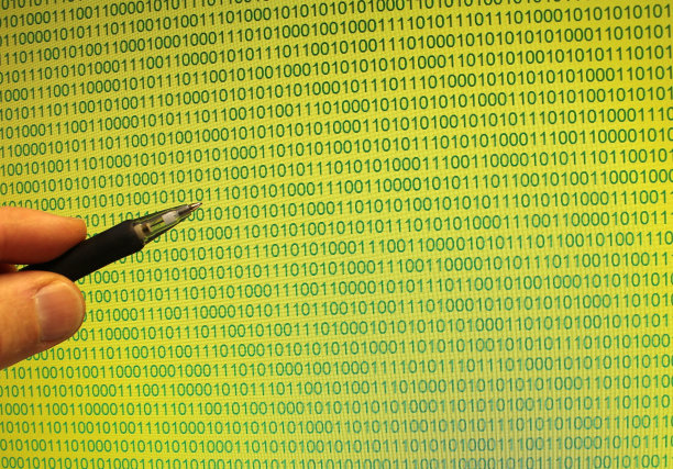 监视器上的二进制代码图片下载