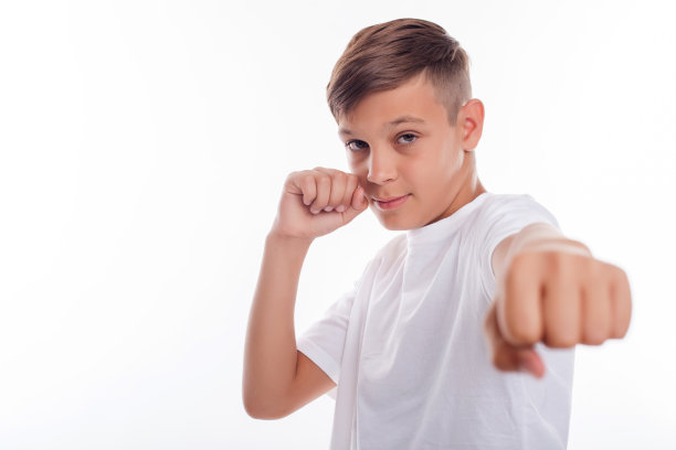 可爱的少年正在发展战斗技能图片下载