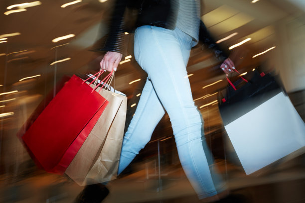 购物中心里的女人图片下载