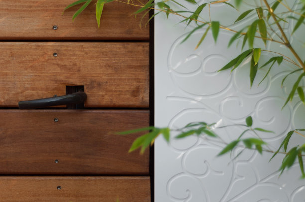 纹理-木板门和现代的白色栅栏图片下载