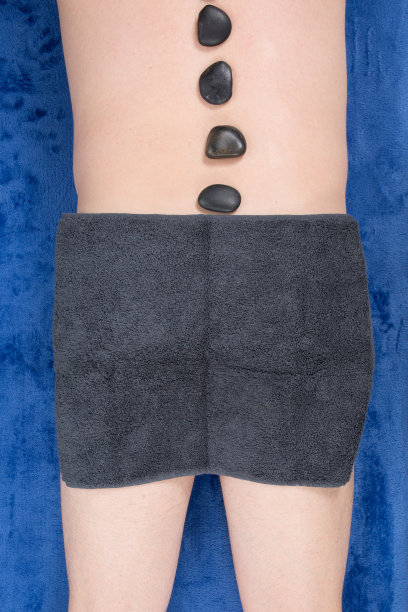 一个有魅力又快乐的男人正在做水疗图片下载