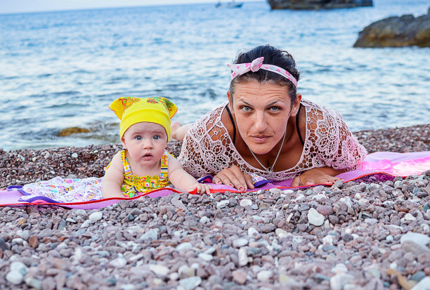 小女孩和她的汽车在海滩上图片下载