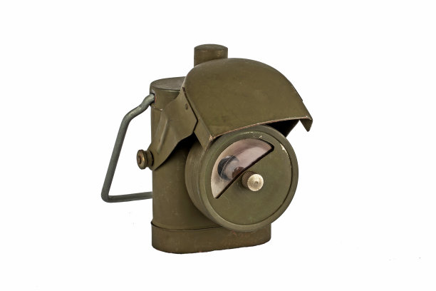 白色背景上孤立的二战古董灯。图片下载