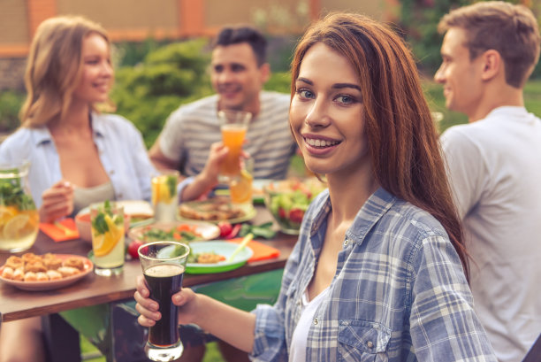 年轻人在户外休息素材图片