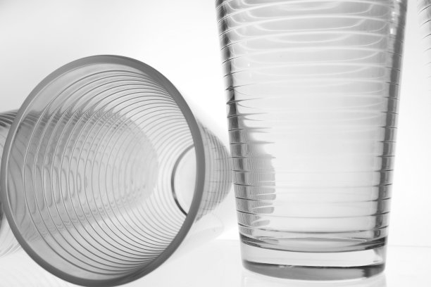 玻璃隔离在白色背景上图片下载