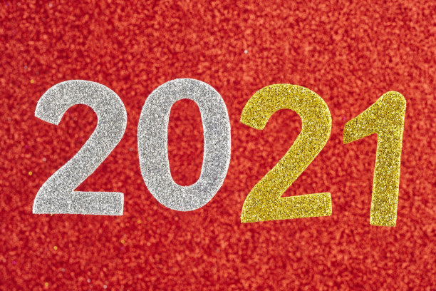 红色背景上的2021号。周年纪念日。素材图片