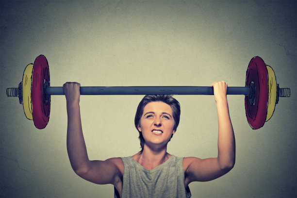 强壮的女人举起沉重的杠铃图片下载