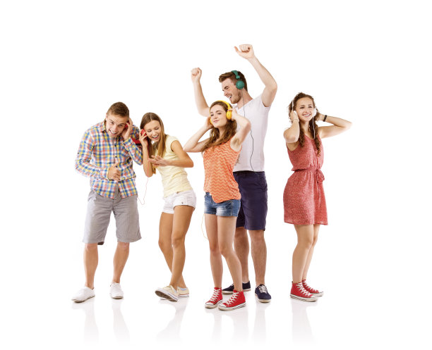 一群听音乐的年轻人图片下载