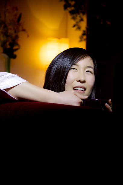 亚洲女人晚上在家看月亮图片下载