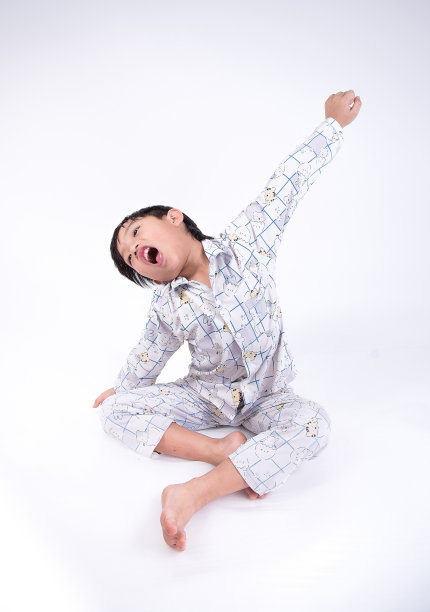 亚洲男孩伸展自己图片下载