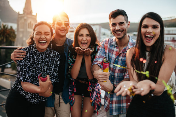 最好的朋友和五彩纸屑一起享受派对素材图片