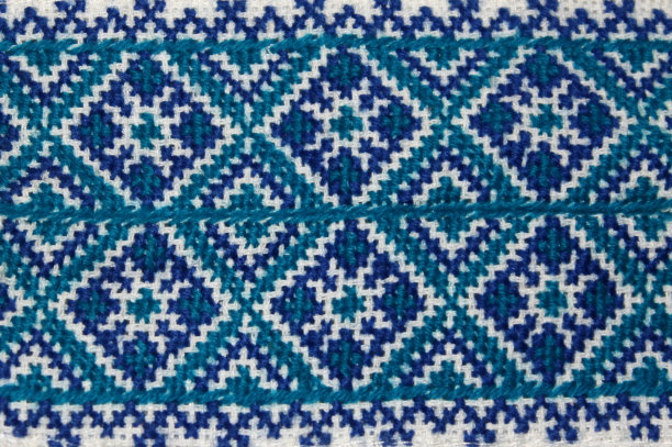 近距离自制蓝色乌克兰刺绣衬衫件图片下载