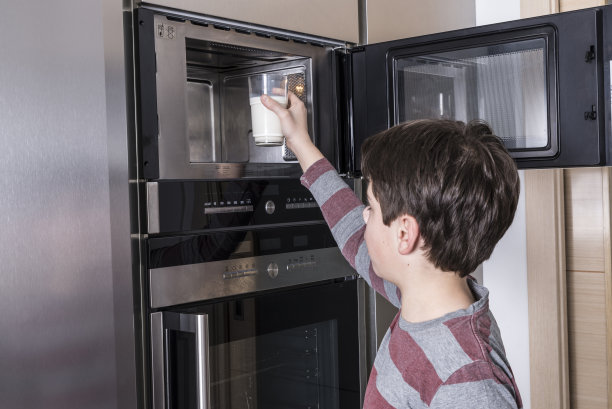 孩子正在准备一杯牛奶图片下载