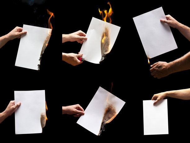 男子手握打火机和白色燃烧纸与空间图片下载