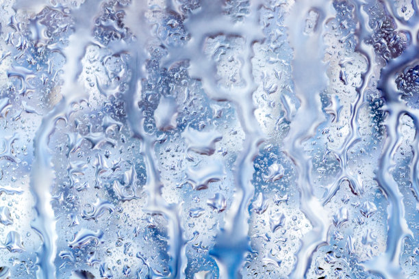 水滴在玻璃上图片下载