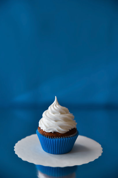 蓝色背景上的蓝色纸杯蛋糕。图片下载