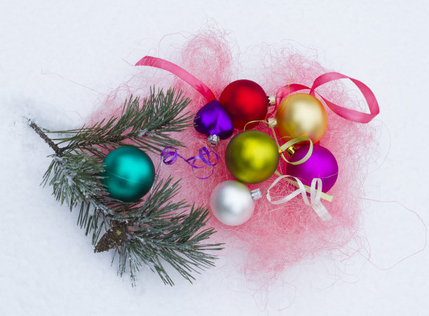 雪花上的圣诞节五颜六色的玩具和松枝图片下载