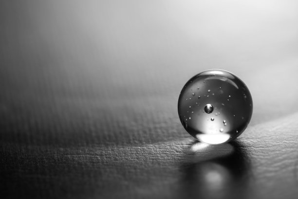 黑白透明玻璃球(水晶球)艺术构图图片下载
