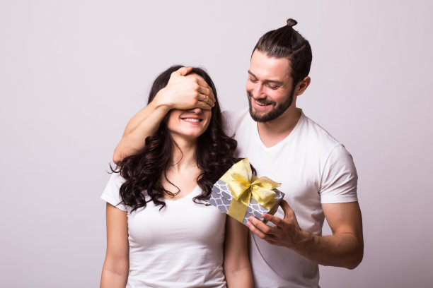男人送礼物时把女朋友的眼睛蒙住。图片下载
