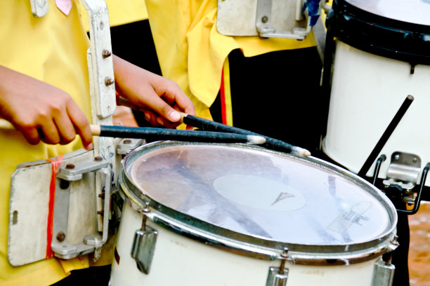 鼓手在游行中敲小军鼓图片下载