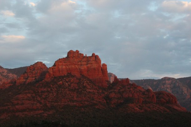 日落时亚利桑那州塞多纳的红色山脉图片下载