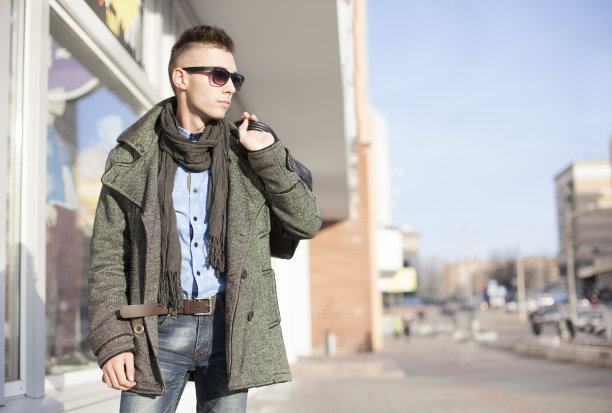 男人购物-库存形象图片下载