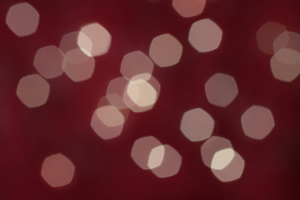 暗红色背景上模糊的白色灯光图片下载