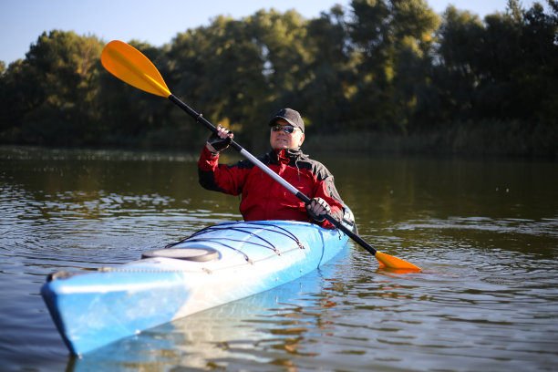 乘皮艇。图片下载