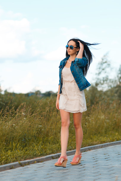 年轻漂亮的女人图片下载