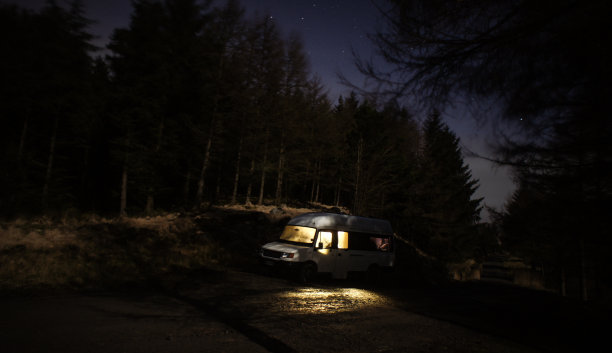 晚上的露营车。图片下载