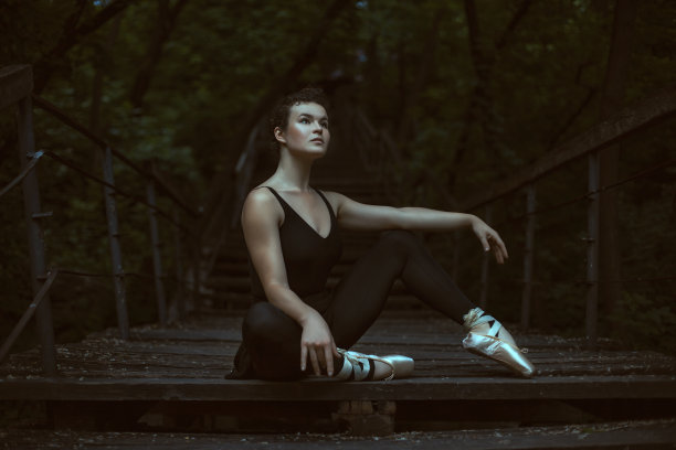 女孩梦想着尖头鞋。图片下载