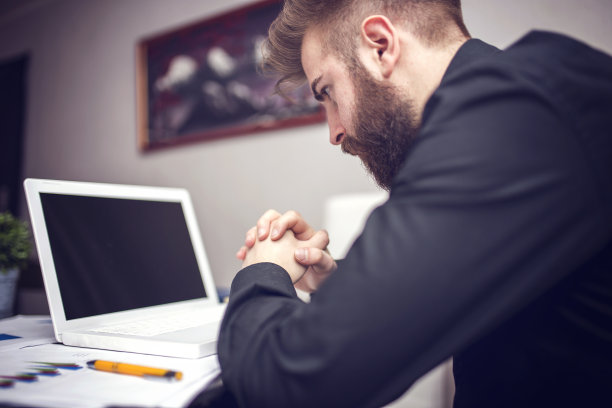 商人在室内使用笔记本电脑图片下载