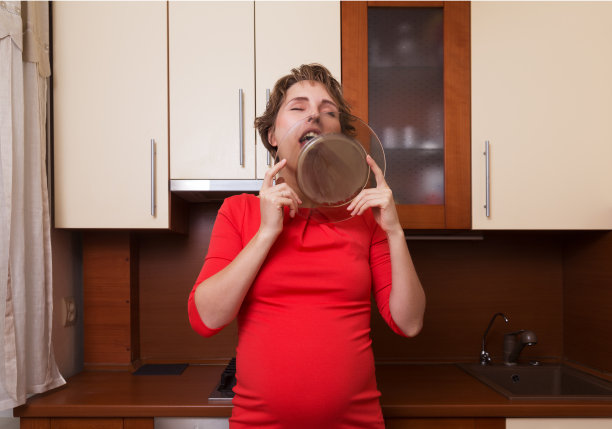 饥饿的孕妇舔盘子图片下载