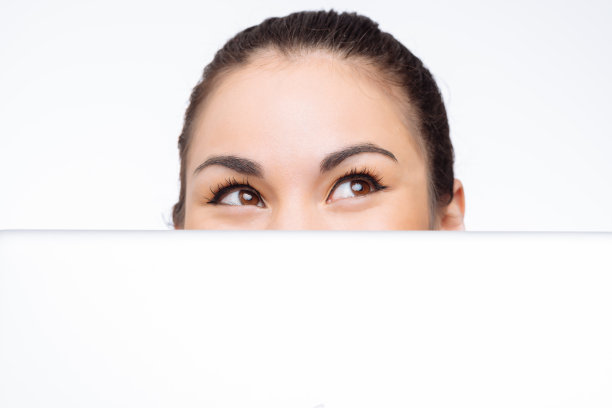 女人背后的招牌图片下载