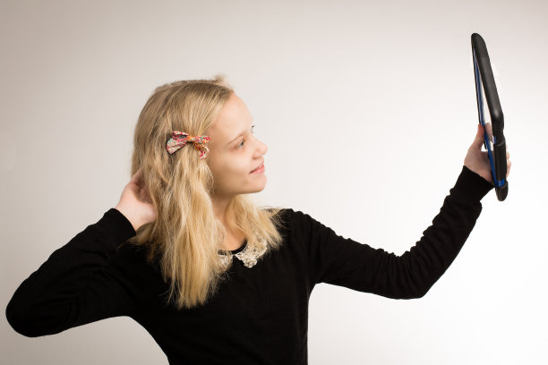 少女在平板电脑上自拍图片下载