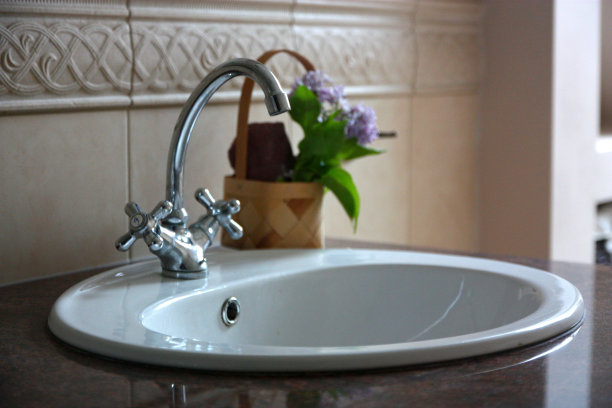 打开豪华浴室的水龙头素材图片