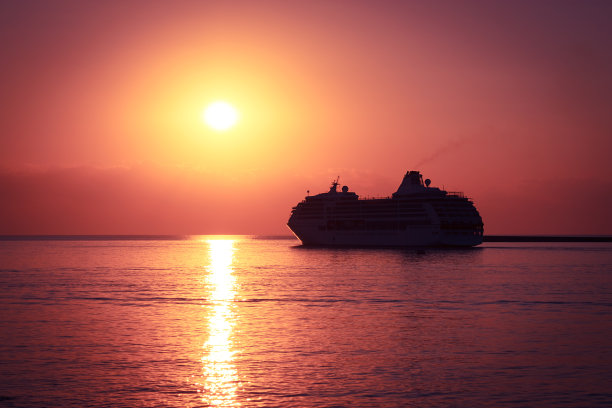 日落游船。宏伟的背景。图片下载