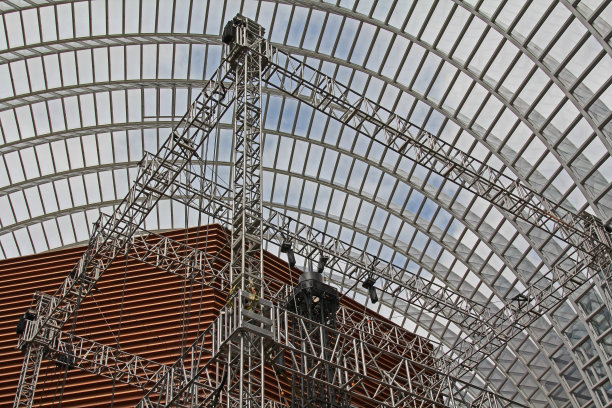 机库中的金属结构图片下载