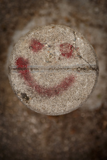 在混凝土塔上的Smiley图片下载