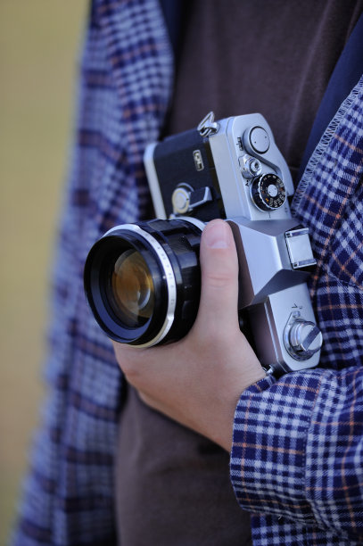 拿着旧相机的女孩图片下载