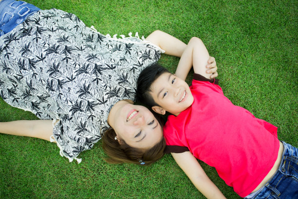 快乐的亚洲孩子与母亲在公园户外玩图片下载