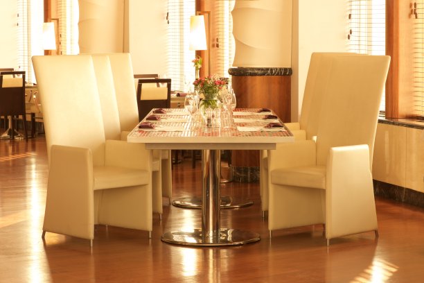 六个人用的瓷砖餐桌和椅子图片下载